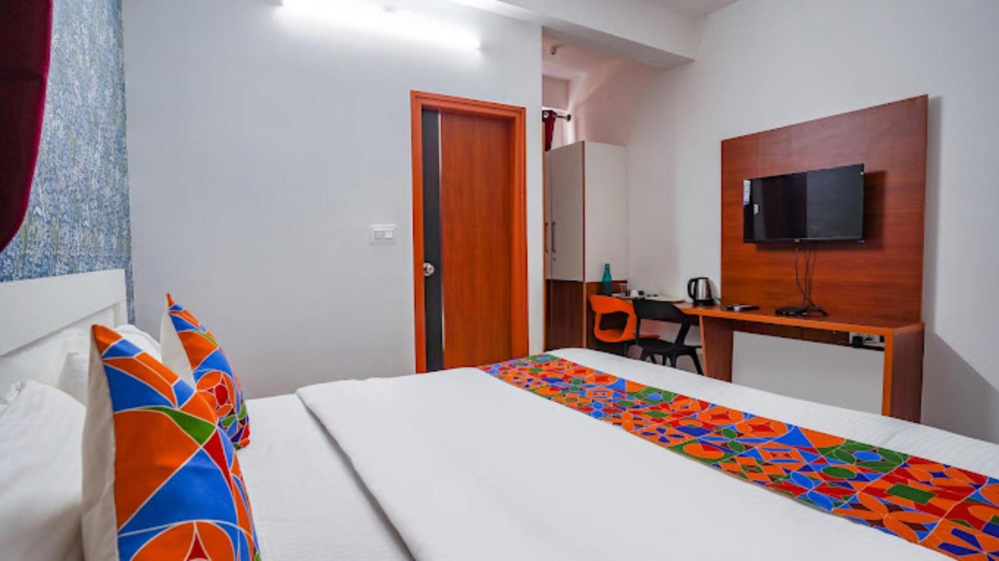 Hotel Royal Platinum Bangalore Bagian luar foto